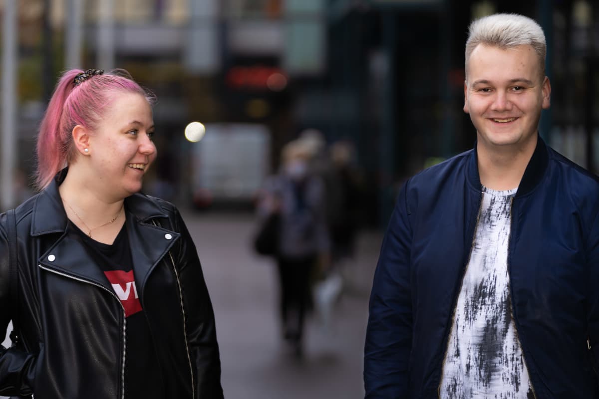 Teve Kruus sanoo elävänsä samaa perusarkea kuin ennenkin. Kruusin tavoin myös Olli Karlsson sanoo käyttävänsä etenkin julkisessa liikenteessä kasvomaskia.