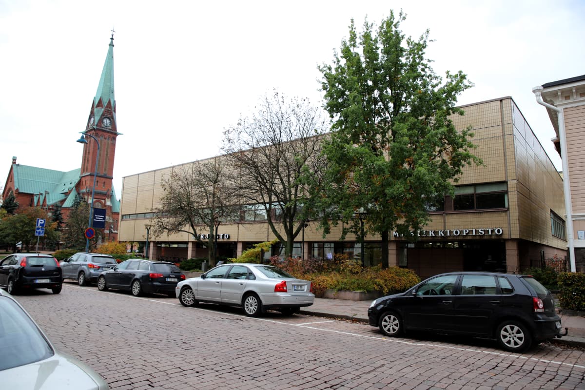 Kotkan kaupunginkirjasto ja kirkko