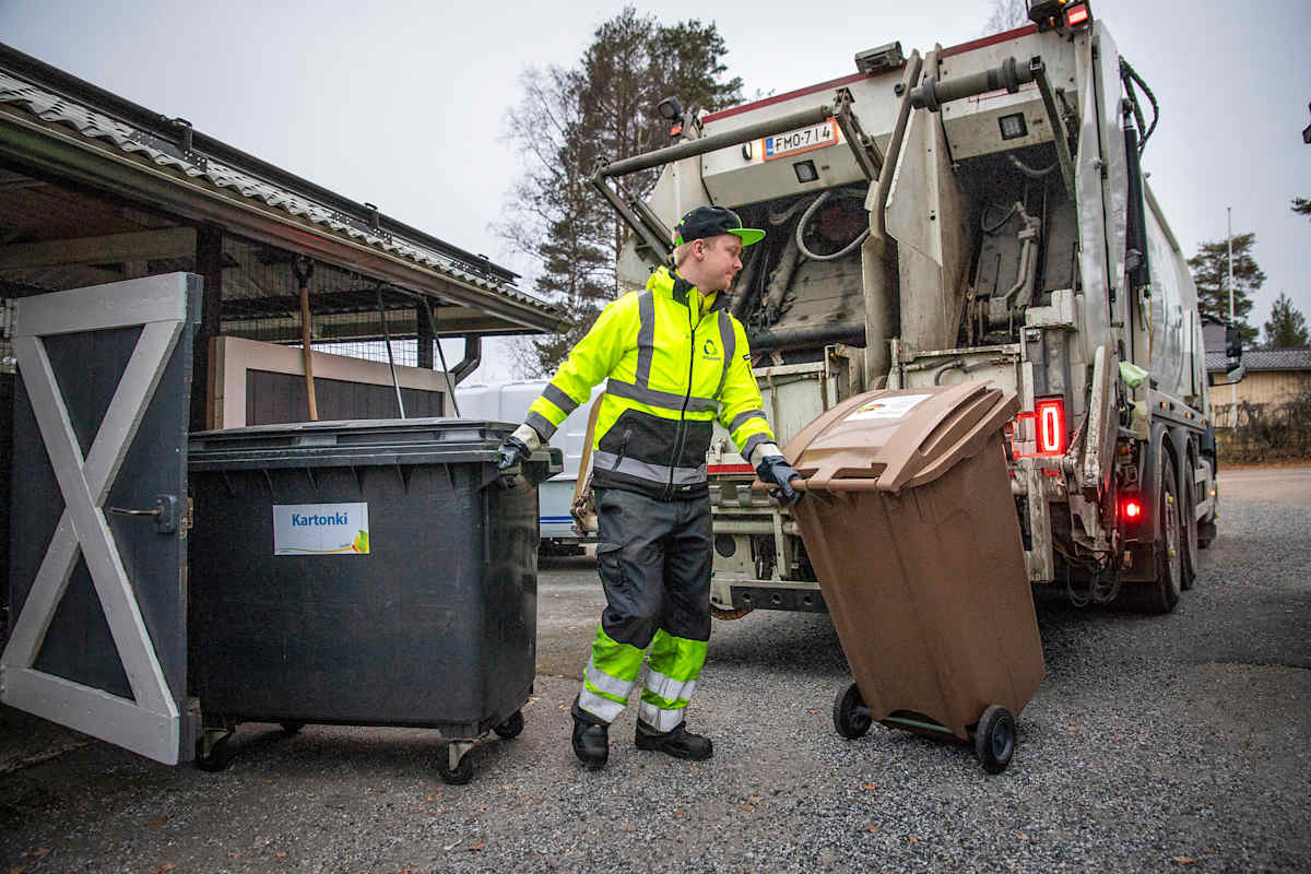 Kuva roskakuskista tyhjentämässä roska-astioita
