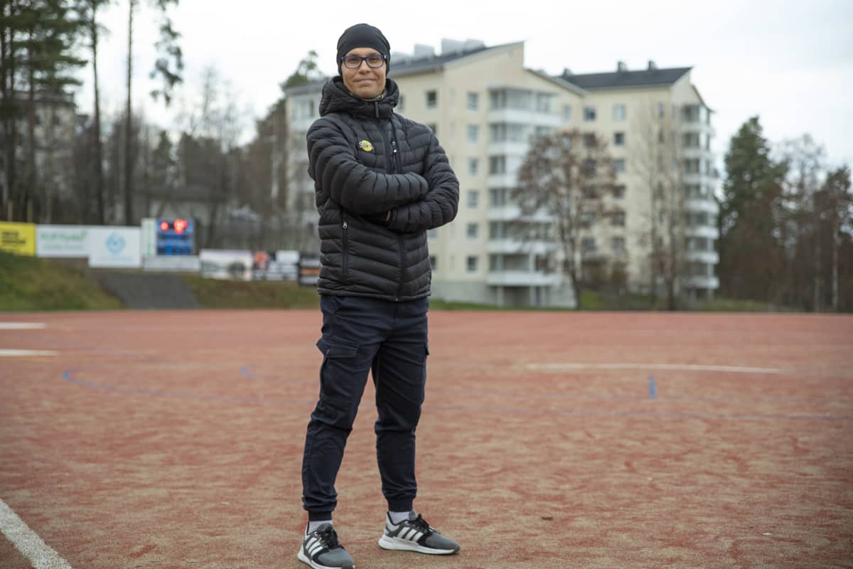 Siilinjärven Pesiksen toiminnanjohtajan sijainen Teemu Huhtakangas pesäpallostadionilla Siilinjärven Mantulla.