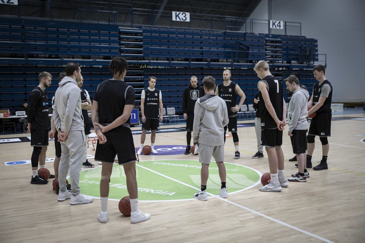 Päävalmentaja Pieti Poikola vetää Lahti Basketbaal koripallojoukkueen yhteistä meditaatio hetkeä Lahden suurhallissa.