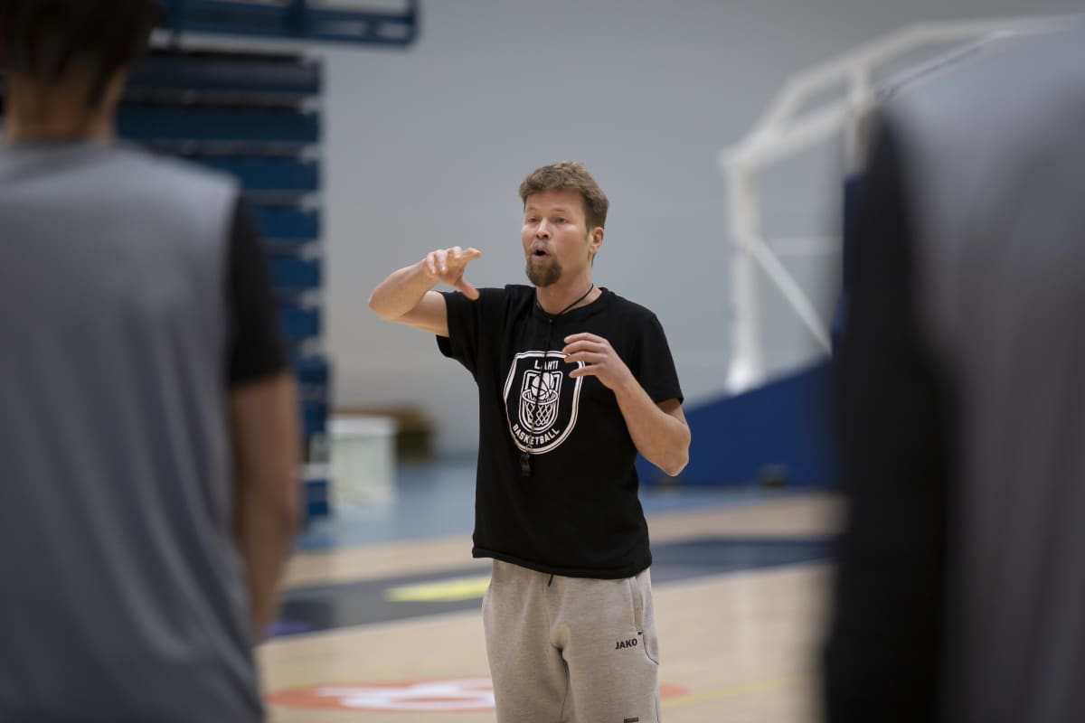 Koripallovalmentaja Pieti Poikola vetää Lahti Basketball koripallojoukkueen harjoituksia Lahden suurhallissa.
