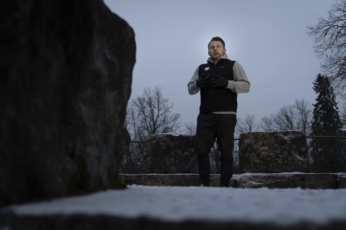 Nuorten Leijonien päävalmentaja Antti Pennanen poseeraa kameralle Vanajanlinnassa Hämeenlinnassa..