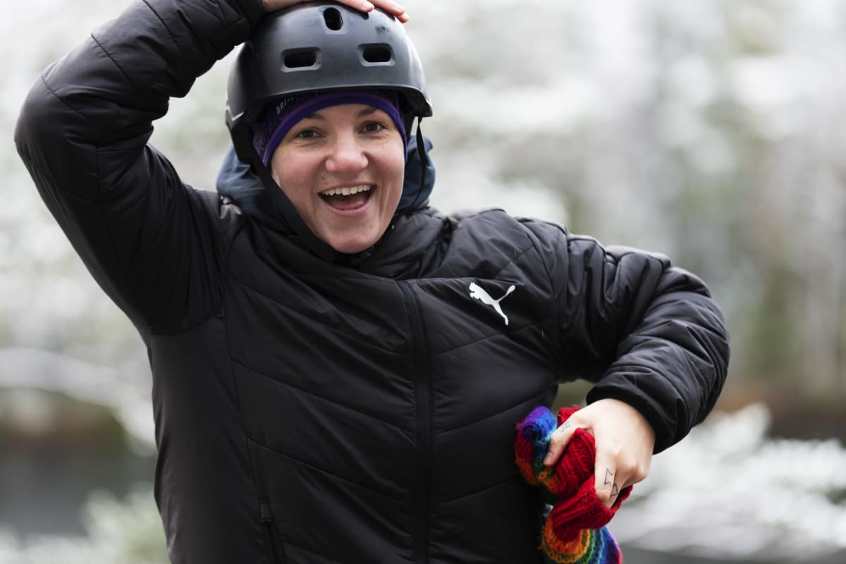 Elina Gustafsson apar sig på cykelturen.