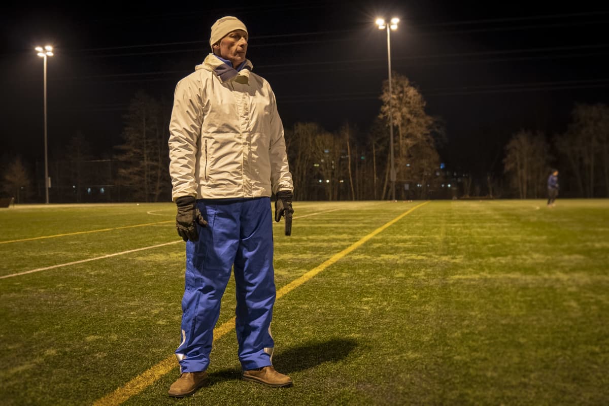Nuoret yleisurheilijat harjoittelevat ulkosalla. Kuvassa valmentaja Anatoli Mikhailov