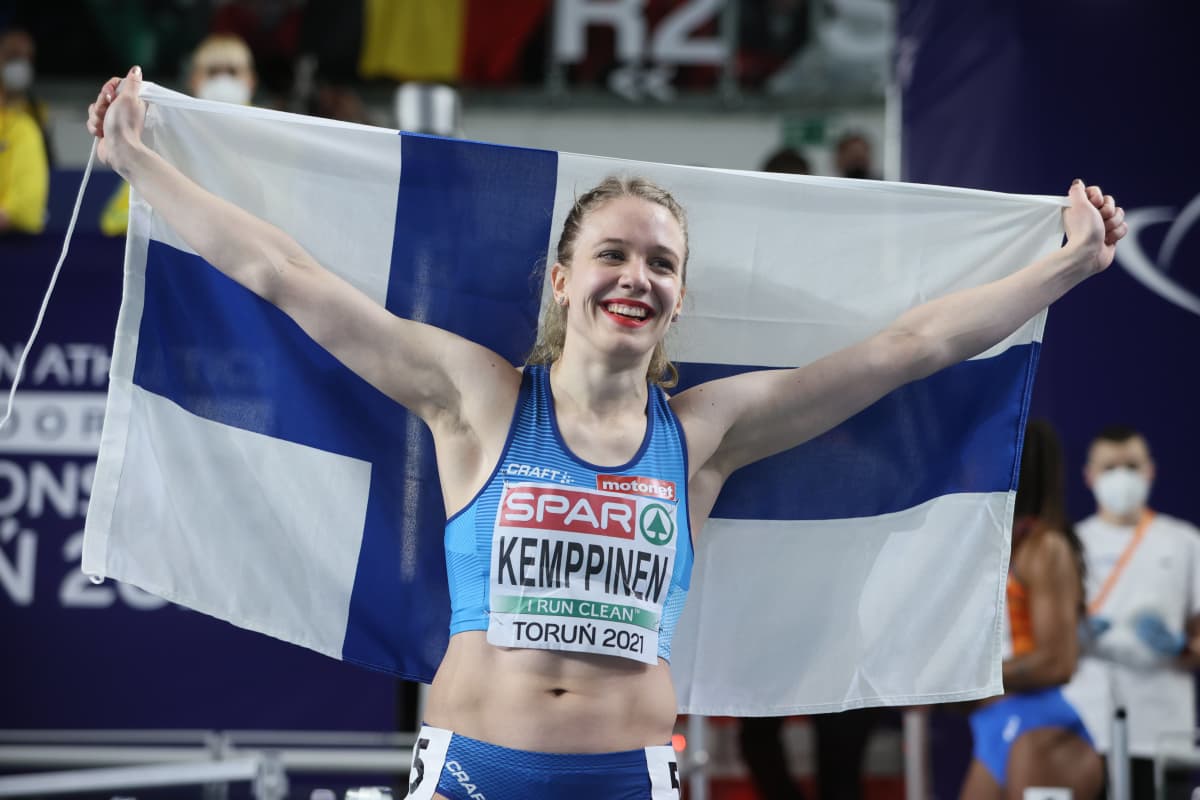 Lotta Kemppinen med Finlands flagga.