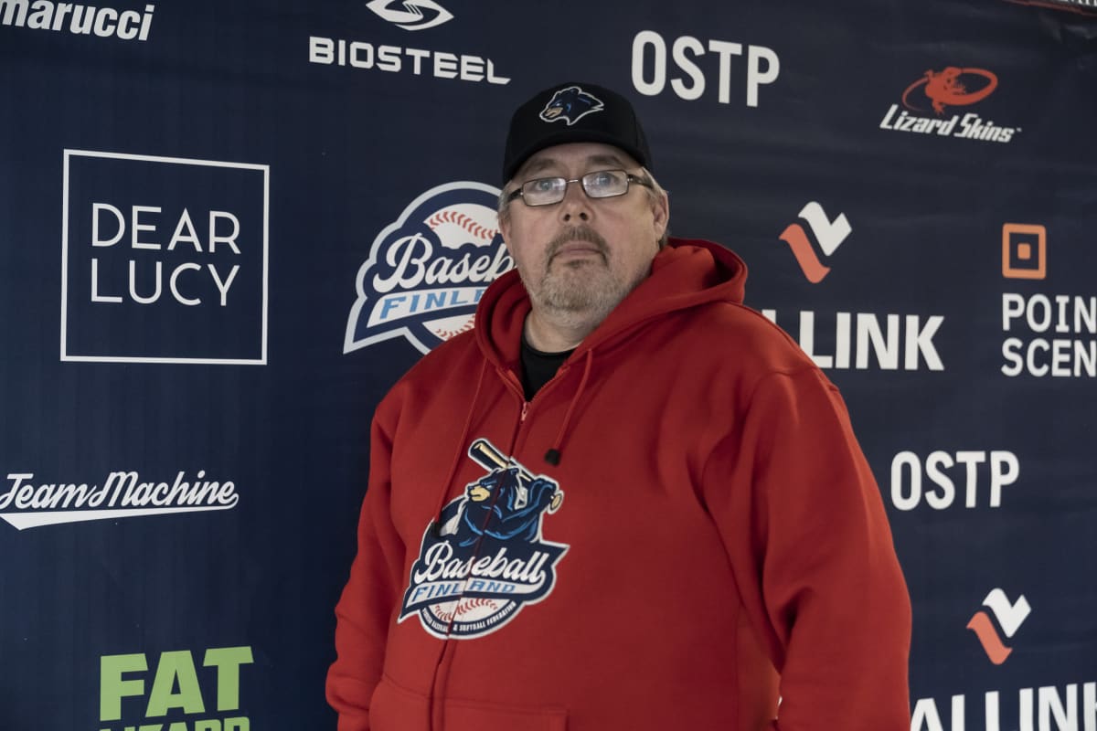 Suomen Baseball ja Softbaal lajiliiton puheenjohtaja Jukka Ropponen poseeraa kameralle.