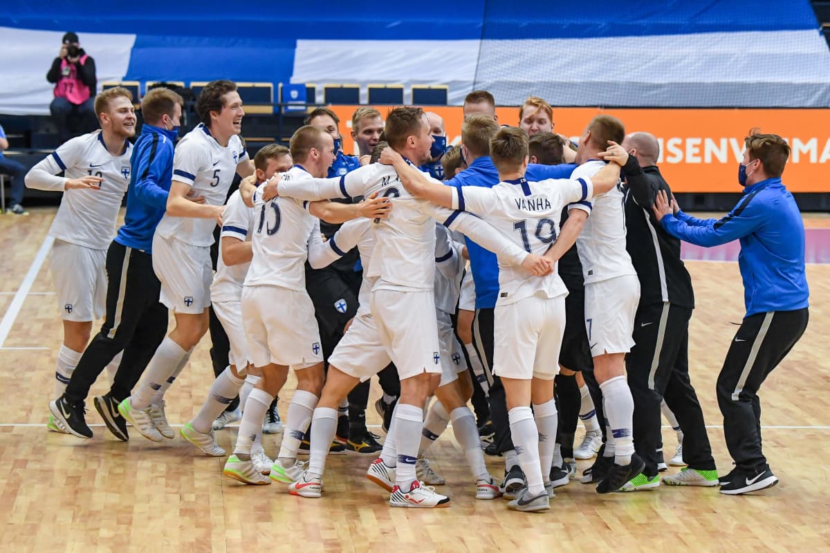 Suomen futsalmaajoukkue pääsi juhlimaan EM-kisapaikkaa Vantaalla huhtikuussa 2021.