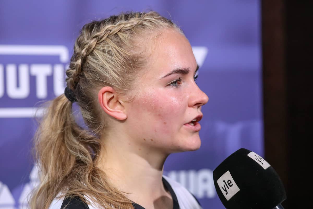 Hongan Dana Leskinen tv-haastattelussa kaudella 2020.