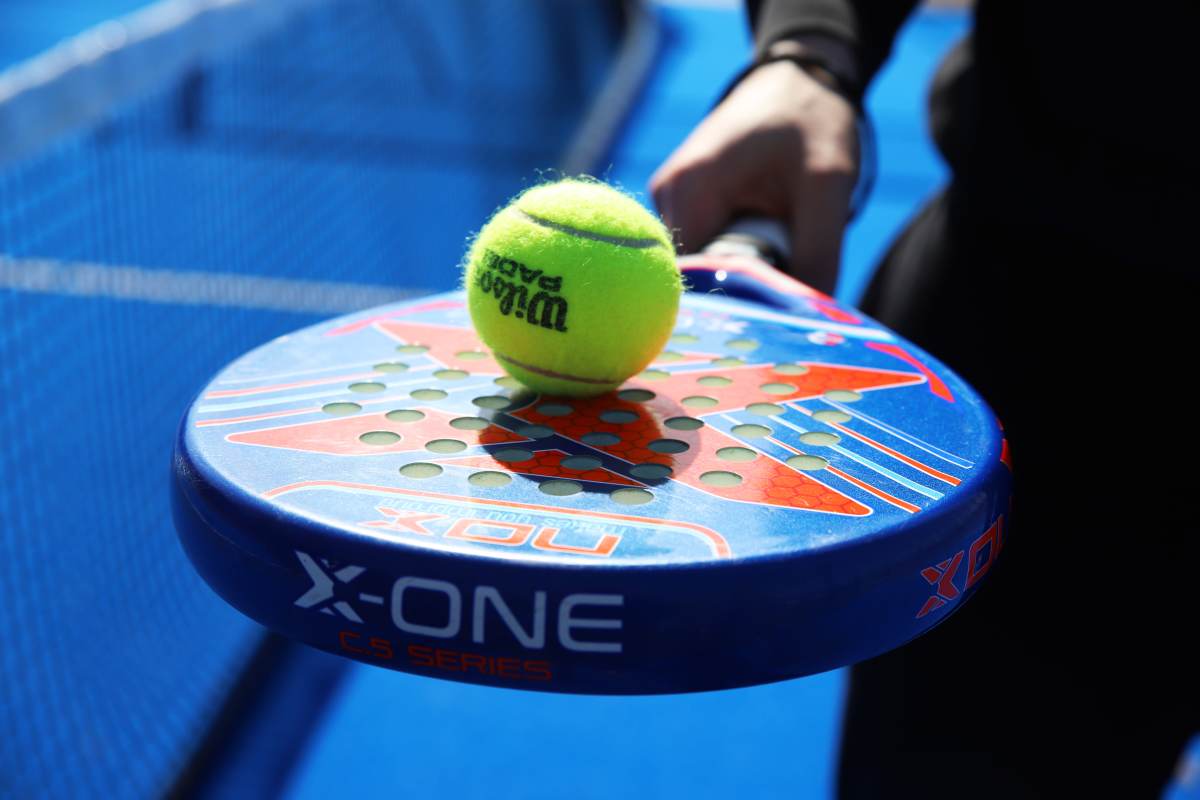 Padel-maila- ja pallo Kotkan padel-kentällä.