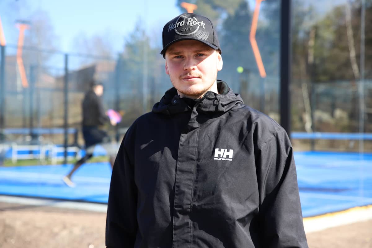 Kotkalainen Jarmin Yläkäs Kotkan padel-kentän edessä.
