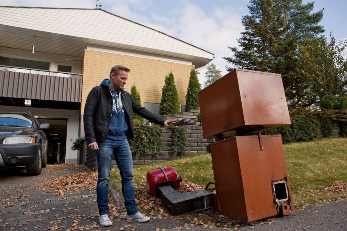 Mies ja öljykattila.