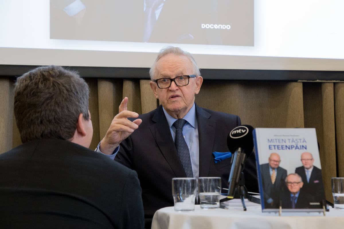 Presidentti Martti Ahtisaari kirjanjulkistustilaisuudessa Helsingissä.