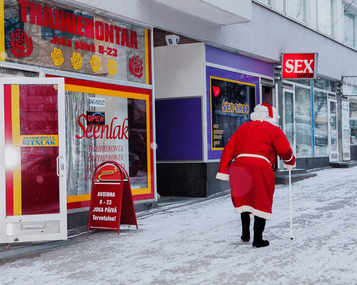 Joulupukki Rautatienkadulla Lahdessa.