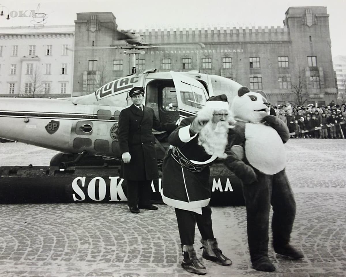 Helikopterilla Lahden torille laskeutunut joulupukki, mahdollisesti vuonna 1958.