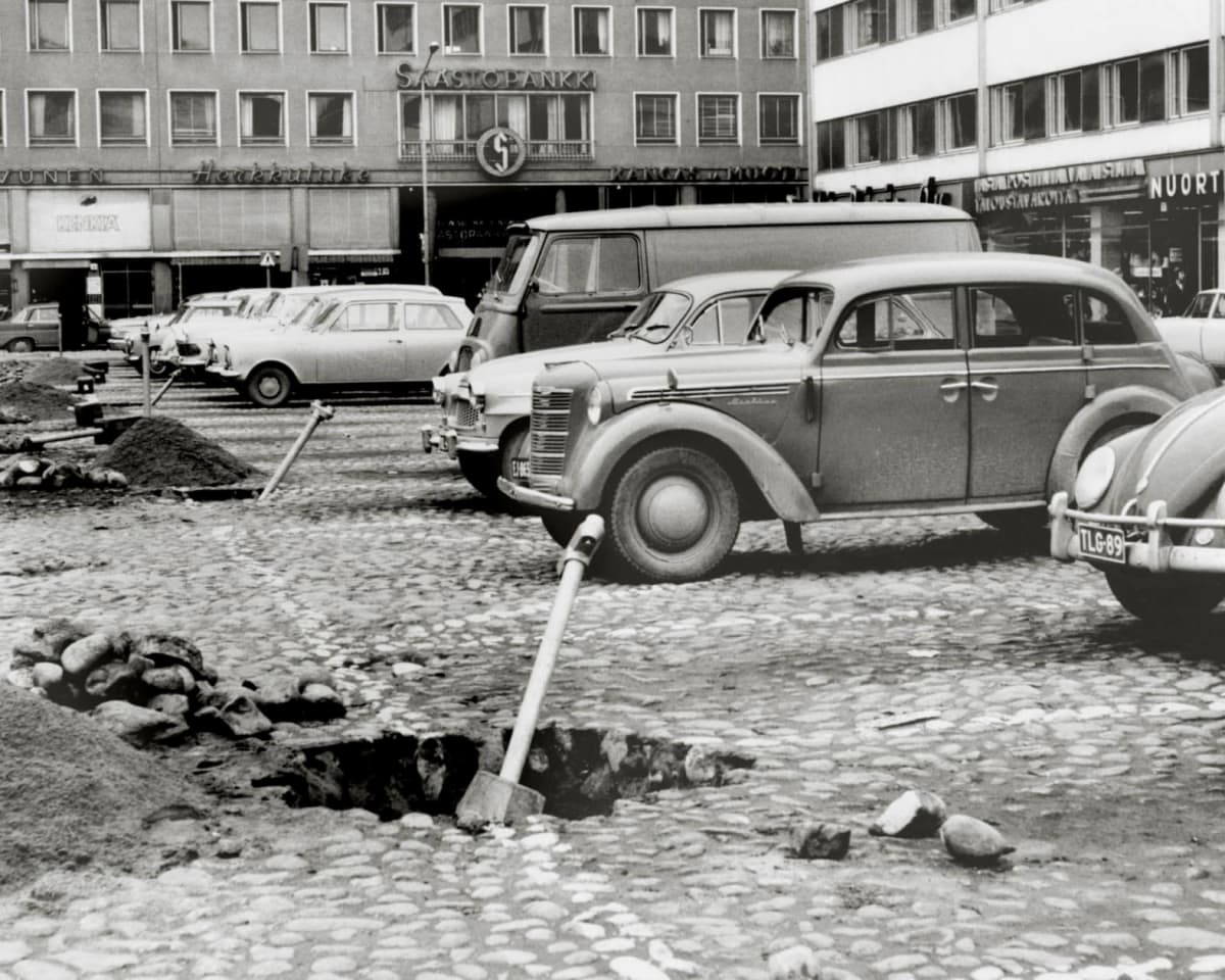 autoja pysäköintialueella