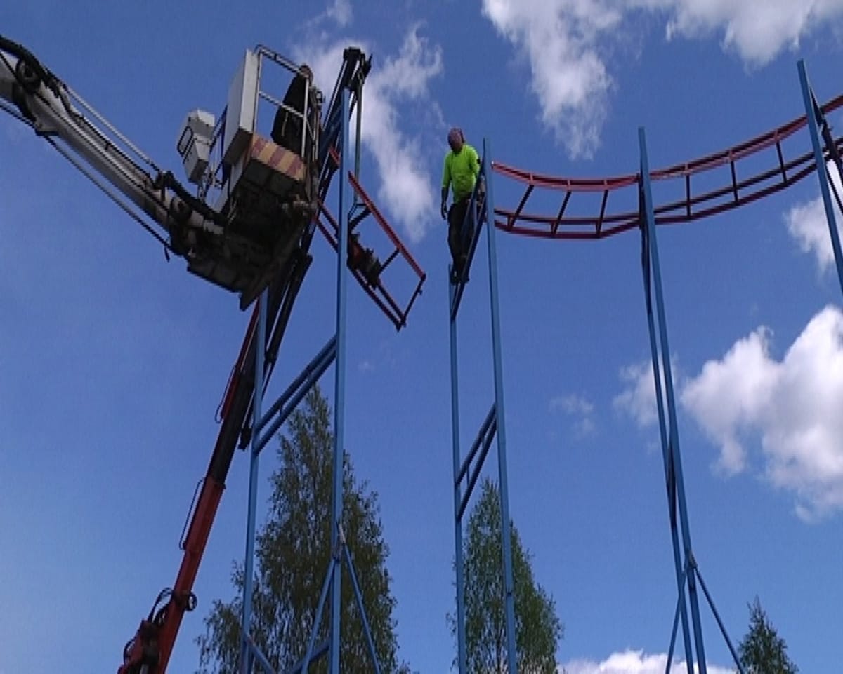 Vuoristorataa kasataan Nokkakiven huvipuistoon.