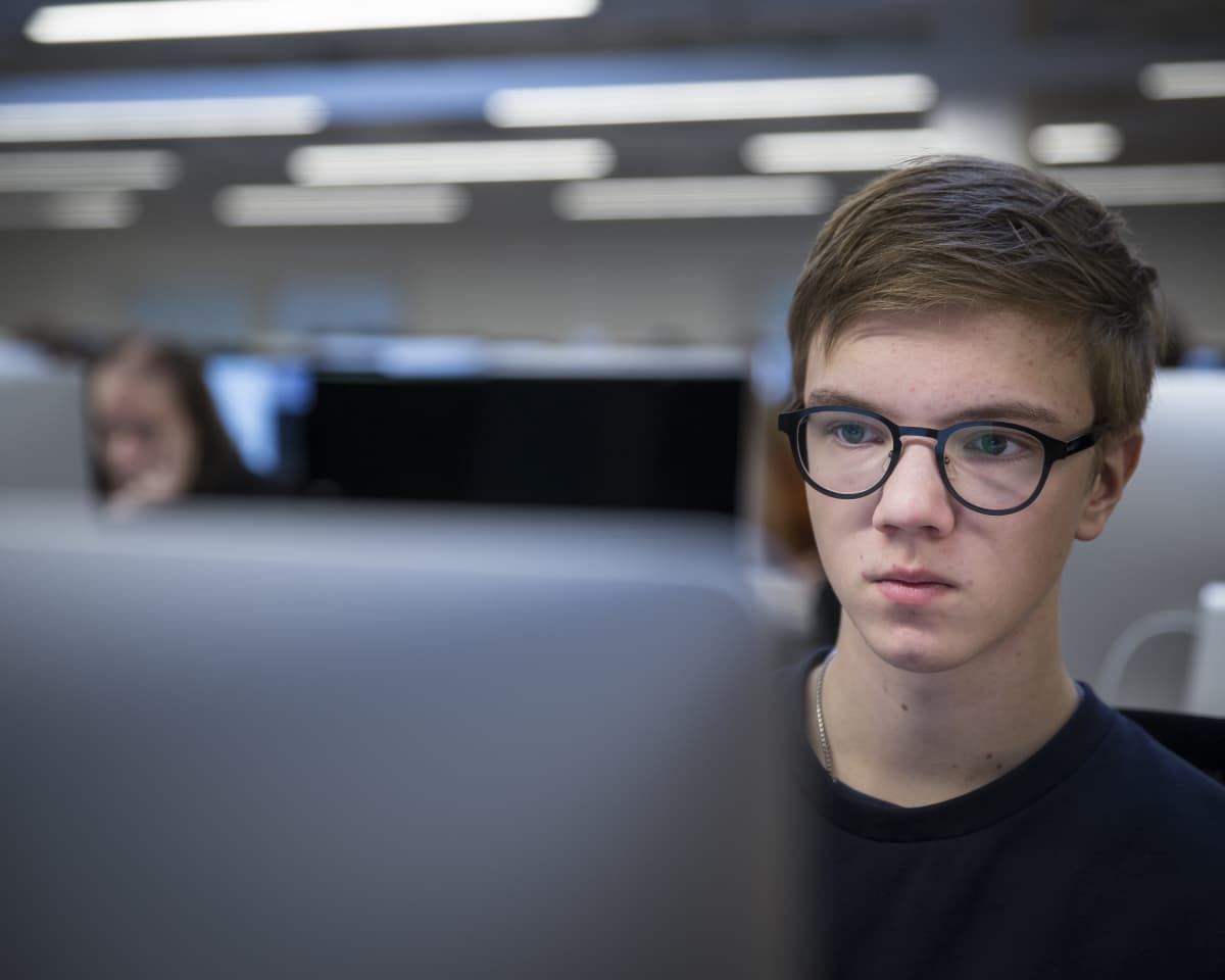 Onni Salminen opiskelemassa koodausta Hive Helsingissä.