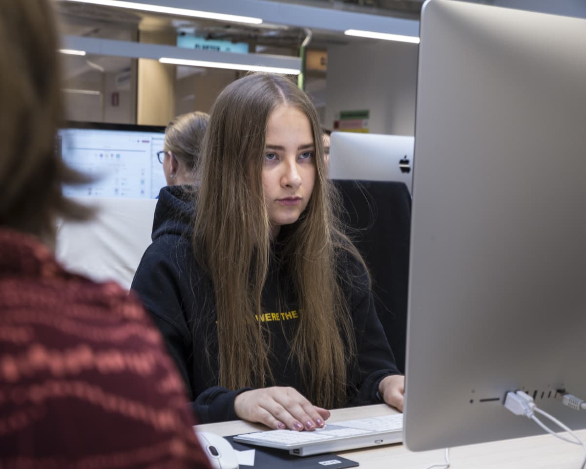 Tiia Laukkanen opiskelemassa koodausta Hive Helsingissä.
