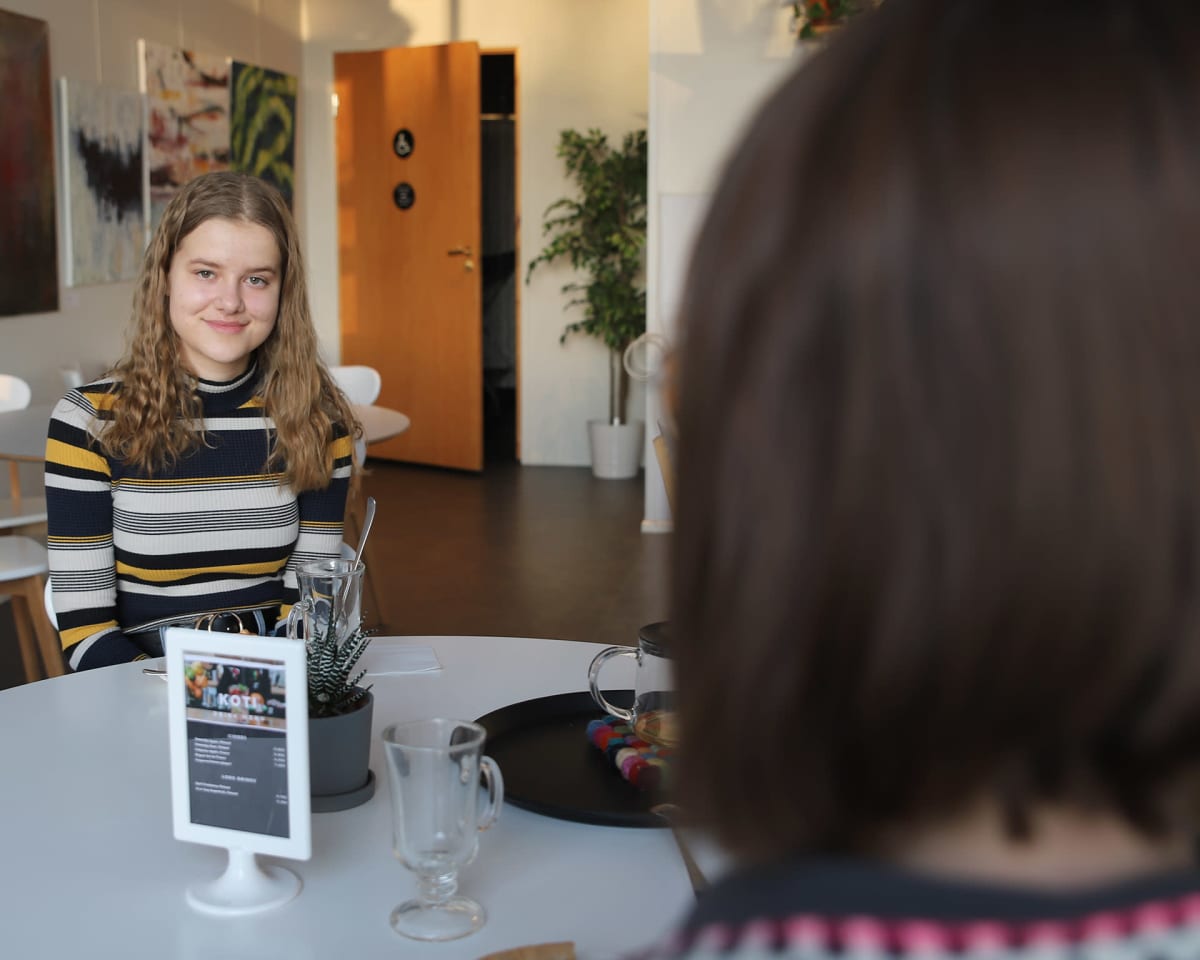 Rovaniemeläinen lukiolainen Salla Mäki äitinsä kanssa kahvilassa.
