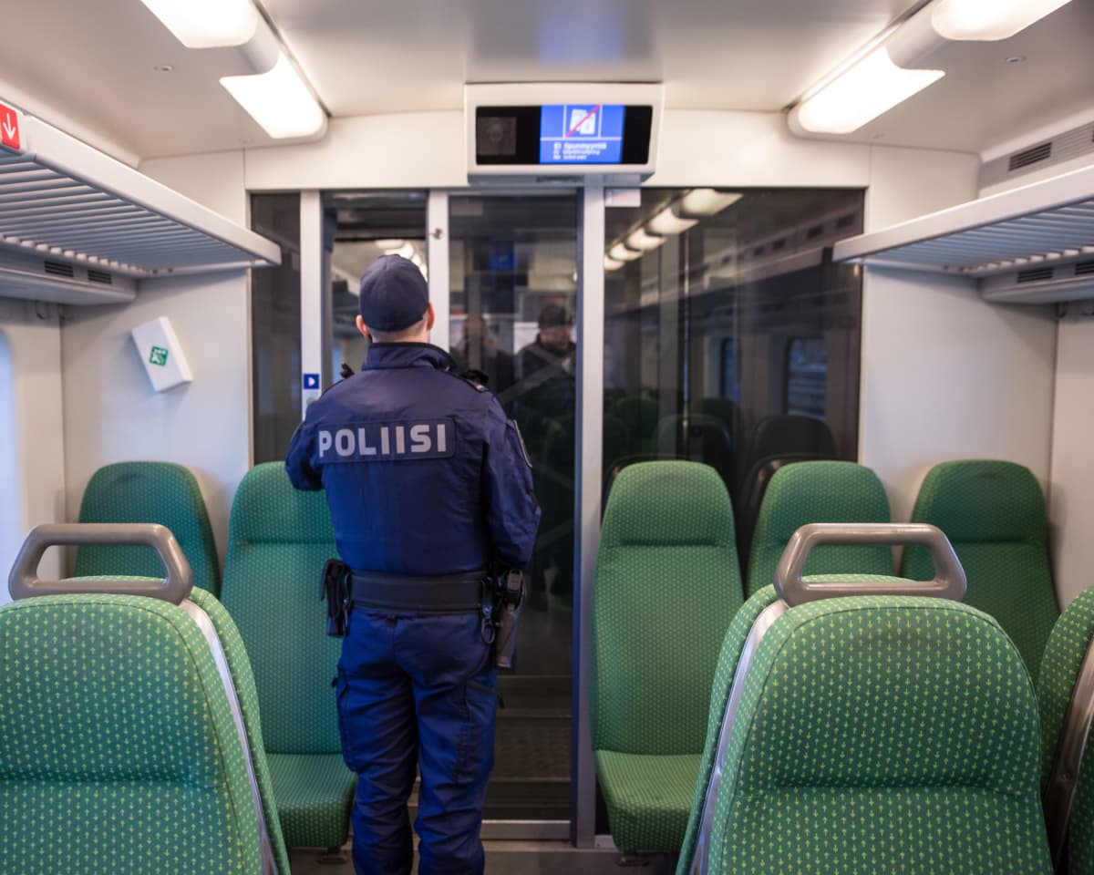 Poliisi tarkastamassa matkustusoikeudet vaunussa.
