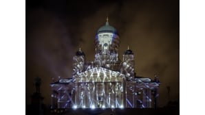Tuomiokirkko valaistuna LUX 2018-tapahtumassa.