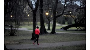 Nainen lenkkeilee Helsingin Kaivopuistossa.