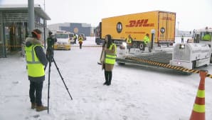 Pandojen saapumista odotellaan Helsinki-Vantaan lentokentällä.