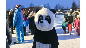 Pandoja odottelemassa Ähtärissä oli tietysti myös pandamaskotti