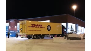 Kotona ollaan. Pyryä ja Lumia kuljettanut auto saapui Ähtärin uuden Pandatalon pihalla.