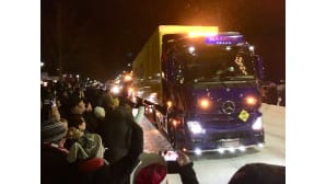 Tätä on odotettu. Pandasaattue ja pandat Ähtärin keskustassa. Yleisö toivotti Pyryn ja Lumin tervetulleeksi vilkutuksin ja tervetulohuudoin