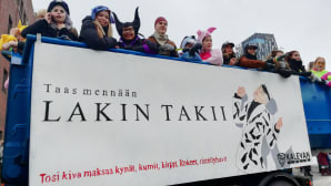 Kalevan lukion penkkarilakana jossa teksti "lakin takii"