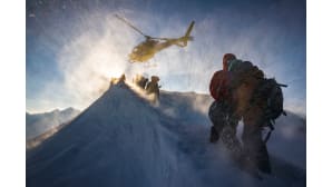 Nendaz Freeriden hiihto- ja lumilautakilpailun henkilökunta helikopterin aiheuttamassa lumimyräkässä.