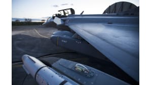 Rafale-hävittäjän lentäjä valmistautuu lähtöön Saint-Dizierin lentotukikohdassa Ranskassa.