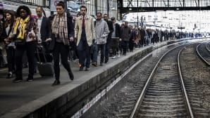 Pariisilaiset joutuivat taittamaan työmatkaansa jalan junan sijasta Ranskan rautatieyhtiö SNCF:n lakon takia.