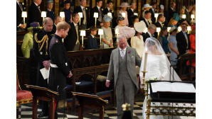 Prinssi Charles luovutti morsiamen pojalleen.