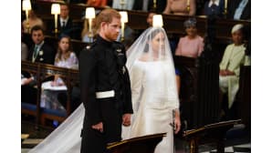 Prinssi Harry ja Meghan Markle alttarilla.