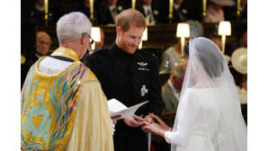 Prinssi Harry ja Meghan Markle pujottavtat vihkisormukset toisilleen.