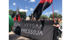 Anarkistimielenosoittajia lippuineen.