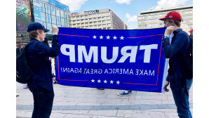 Trumpia kannattavia mielenosoittajia.