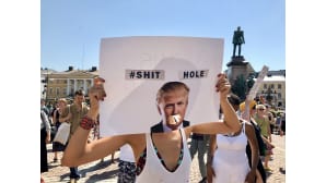 Mielenosoittaja kyltin kanssa Senaatintorilla