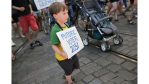 Nuorella pojalla kyltti kaulassa jossa lukee future voter 2031