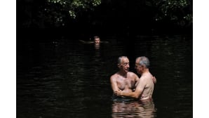 Portugalin presidentti Marcelo Rebelo de Sousa (vasemmalla) jutteli turistin kanssa uidessaan järvellä Tondelassa, Portugalissa lauantaina.