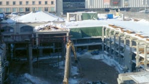 Kalahallin kappaleet putoavat alas hiekkamonttuun.