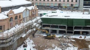 Kaivinkone kaivaa Kuopion torityömaalla maaliskuussa 2012.
