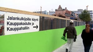 Ihmiset kävelevät kohti kauppahallia.