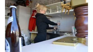 Anna-Mari Kaksonen huuhtelee olutlasia.