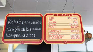 Autobaarin hinnaston uusi ja vanha versio.