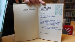 Uuraisten kirjastosta löytyy Harri Tapperin lahjoittama Päätalo-kirja Kallen itsensä kirjoittamalla onnitteluviestillä.