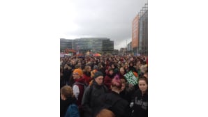 Sukupuolineutraalin aviolittolain puolustajia Kansalaistorilla.